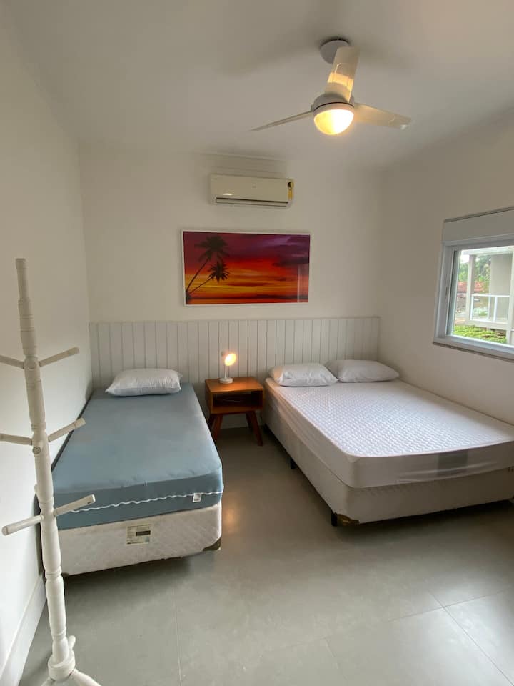 2号房有1张双人床和1张单人床。
空调和吊扇 