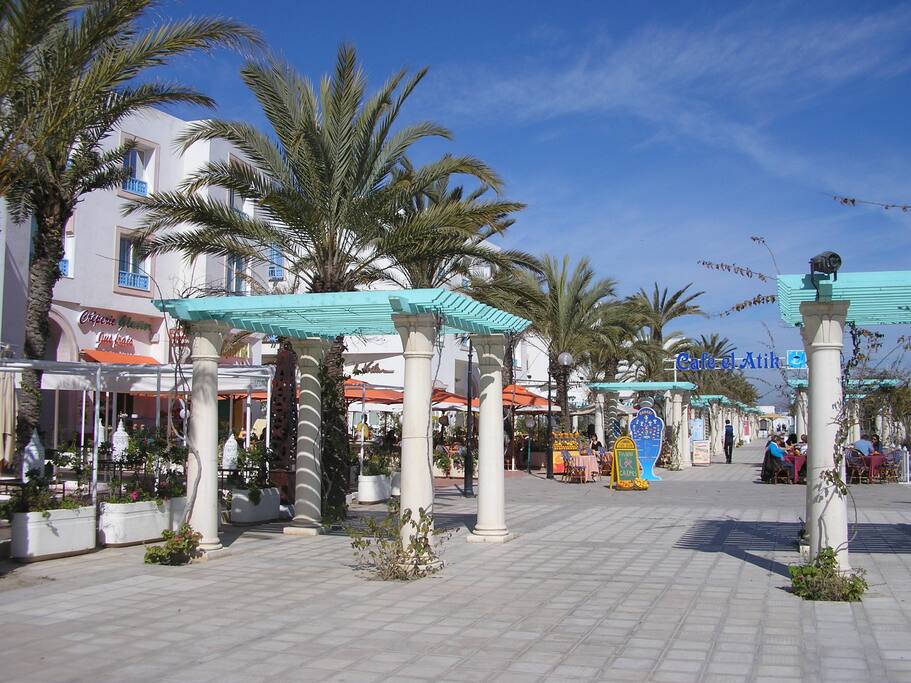 allée de la promenade des restaurants et cafés en bas de l'immeuble