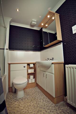 2 bedroom Apartment, Free parking onsite gallery image 4