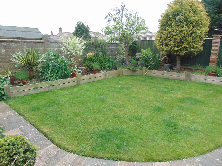 Private secure garden facing west Rear