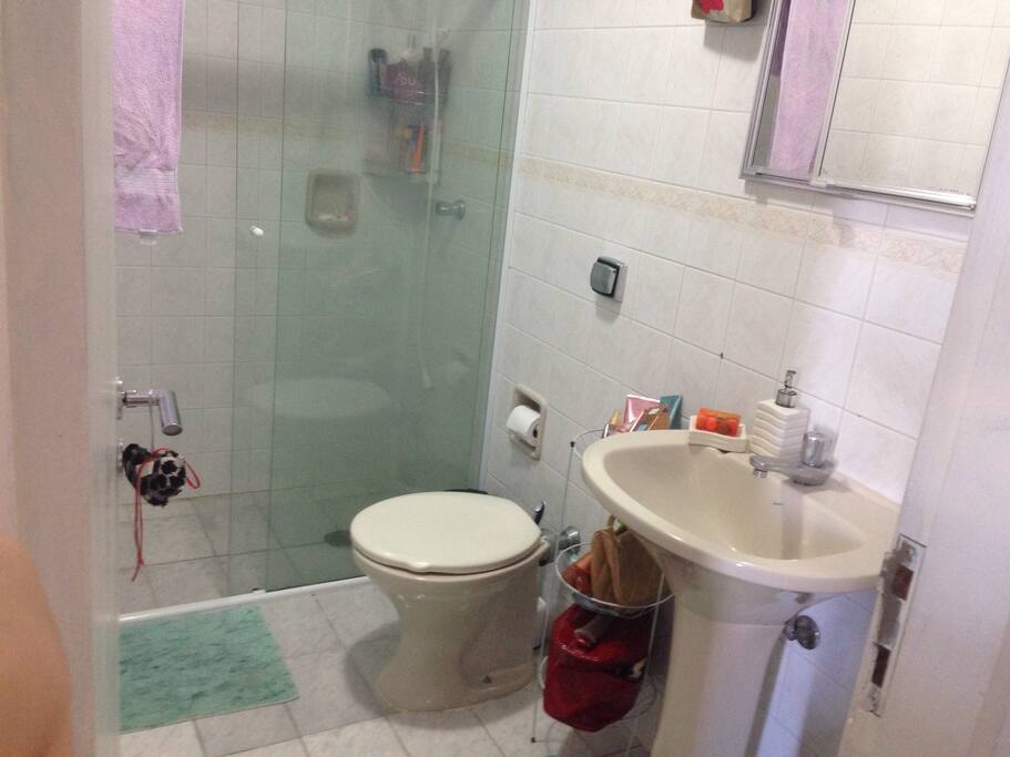 Quarto é suite , esse é o banheiro !