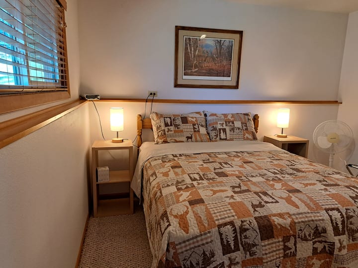 West Bedroom con nuovo letto queen-size, ripiano portabagagli, abat-jour con caricabatterie usb.