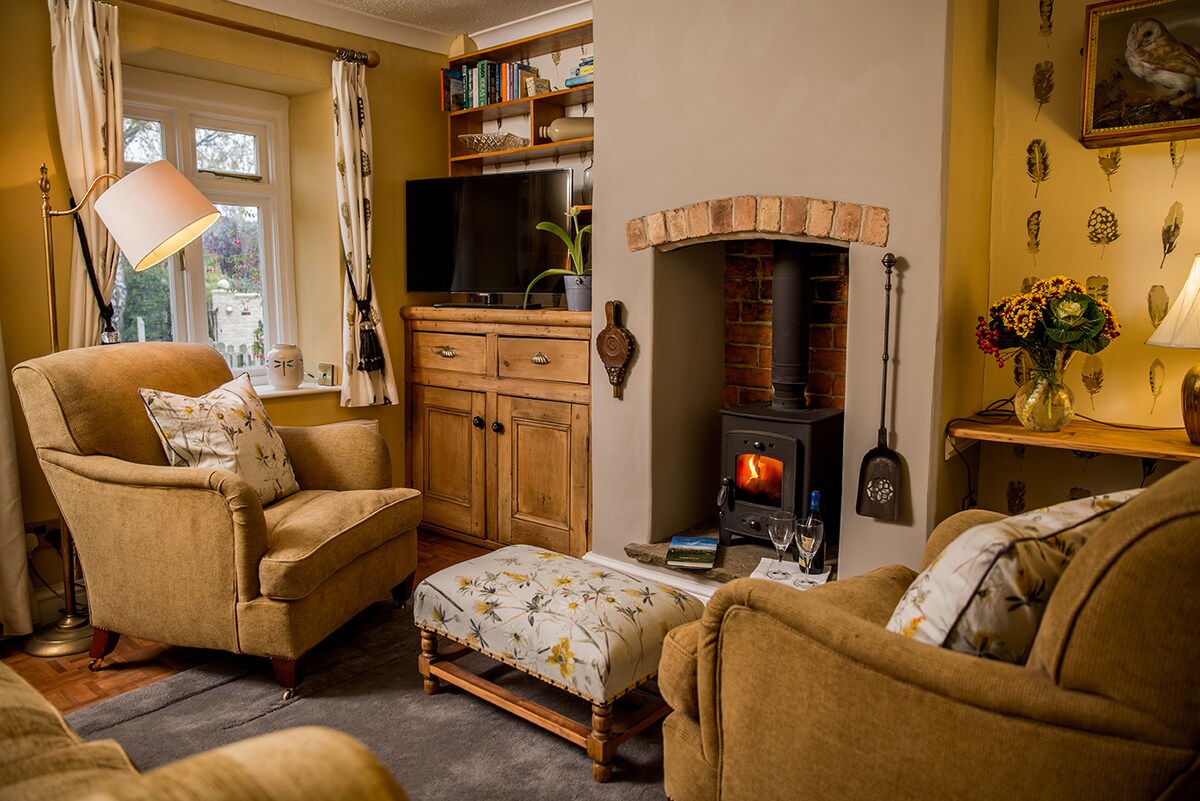 Top Airbnb: No61-Cosy Cotswold Cottage with private parking in Winchcombe