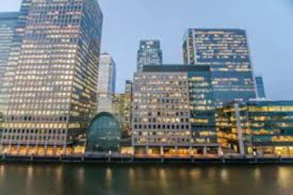 Lounge view to the whole Canary Wharf skyline