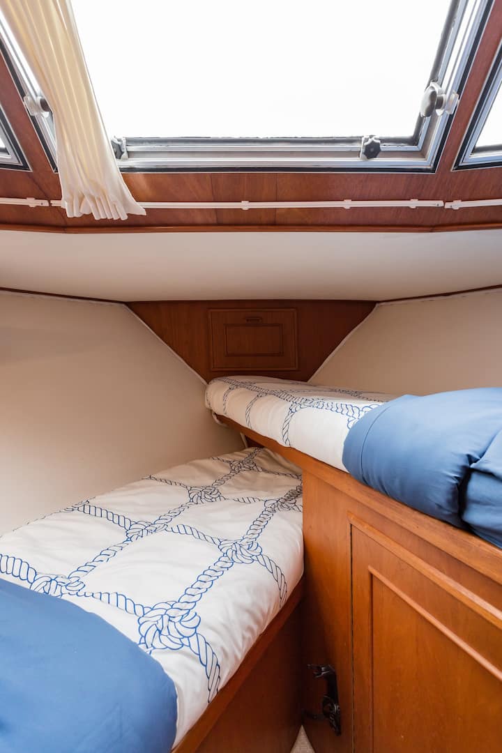 За гостите ви, уютен преден връх или V -berth, където могат да се настанят двама души с прикрепена глава.