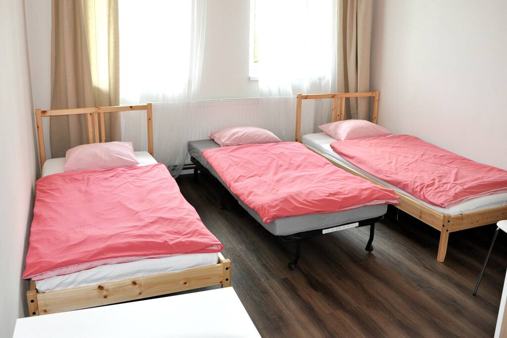 Private room in very clean and friendly guest house in Prague´s largest natural park. Prague Old Town is 20 minutes from our house by walk and subway. The same is airport.
