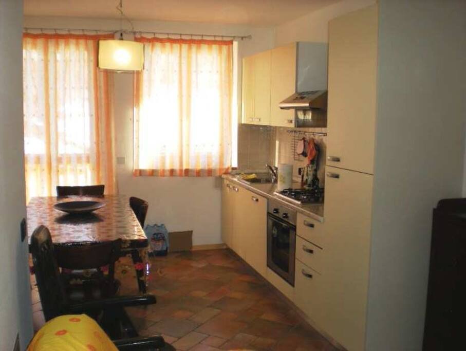 Cucina con lavastoviglie