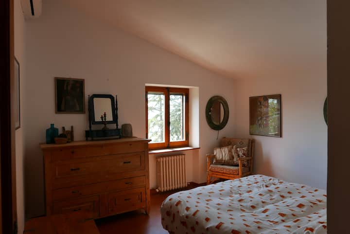 поглед кон соба на езеро