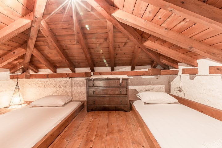 غرفة نوم علوية (إيليا كوتاد)