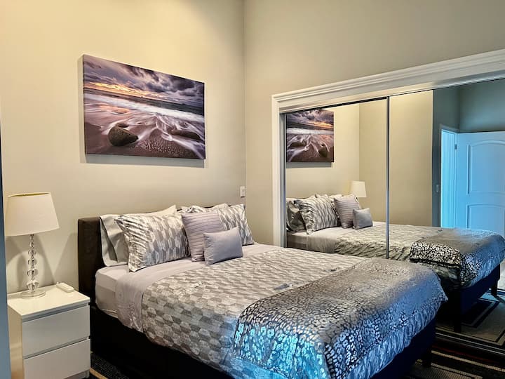 Chumba cha kulala cha nne kiko chini upande wa kushoto wa sebule na bafu la chini liko kwenye chumba cha kulala upande wa kulia wa sebule. 