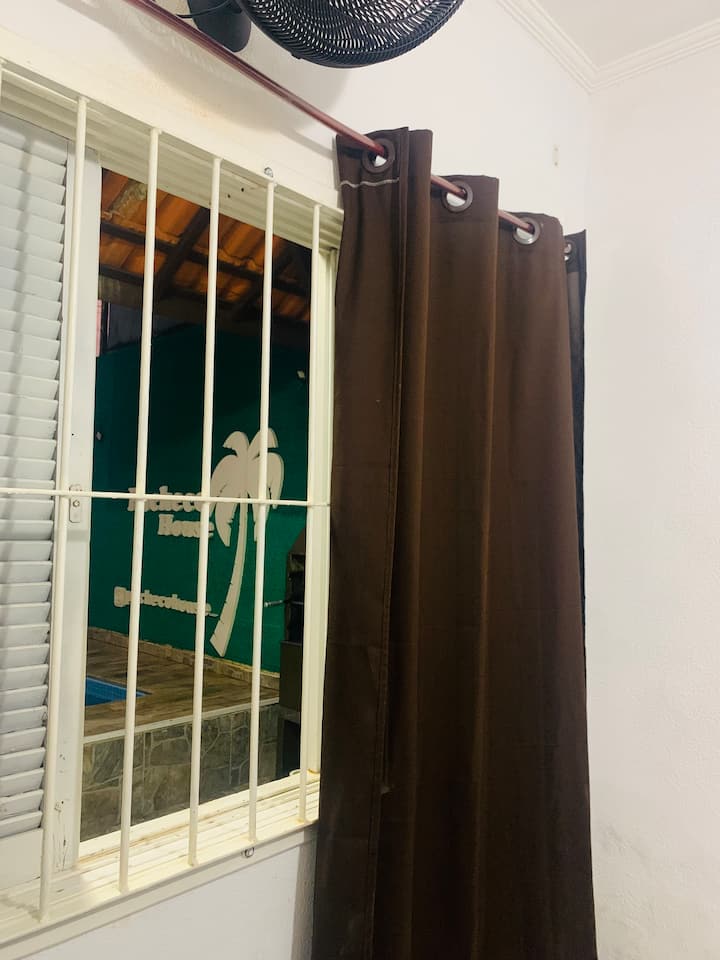 Двокреветна соба со поглед кон базен 

Соба со двоен кревет, гардероба, ѕиден вентилатор и огледало