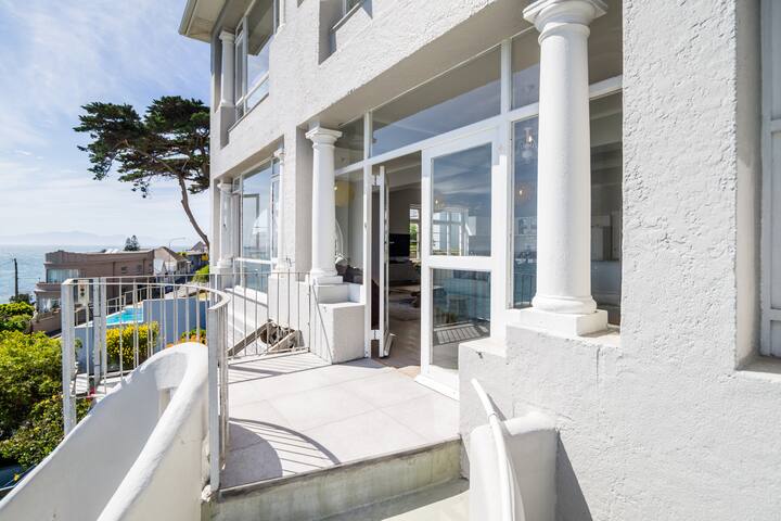 Enjoy a Stunning View from This Seaside Apartment gallery image 2