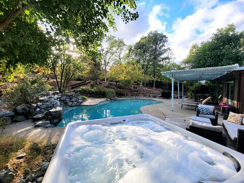 The Sereniti House :: Tranquil Escape With Hot Tub