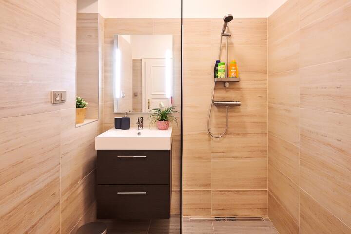 Modern 3-bedroom Lesser Town Apartment Nr.8A gallery image 4