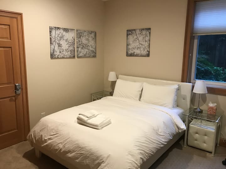 غرفة نوم ثالثة جميلة بسرير كبير فاخر. 