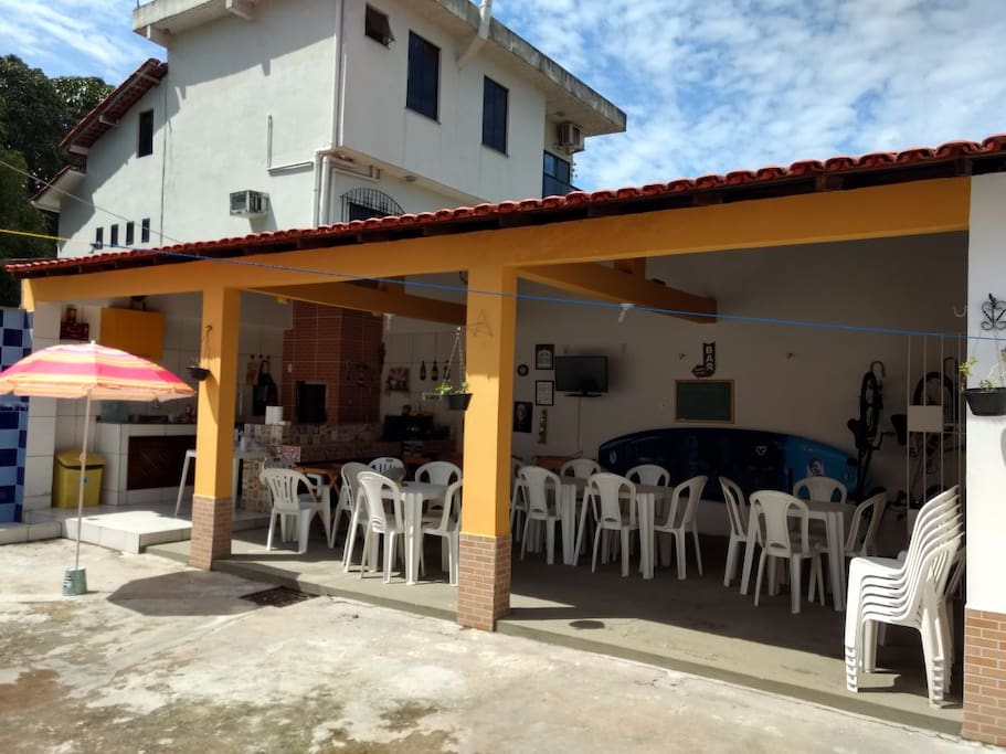 Area externa com churrasqueira, fogao e geladeira