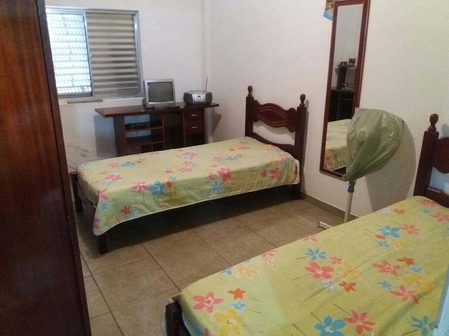 Quarto com 2 camas de solteiro