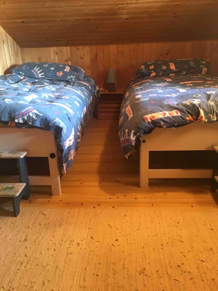 Таванската спалня на пода, достъпна чрез стълбата Meunier 