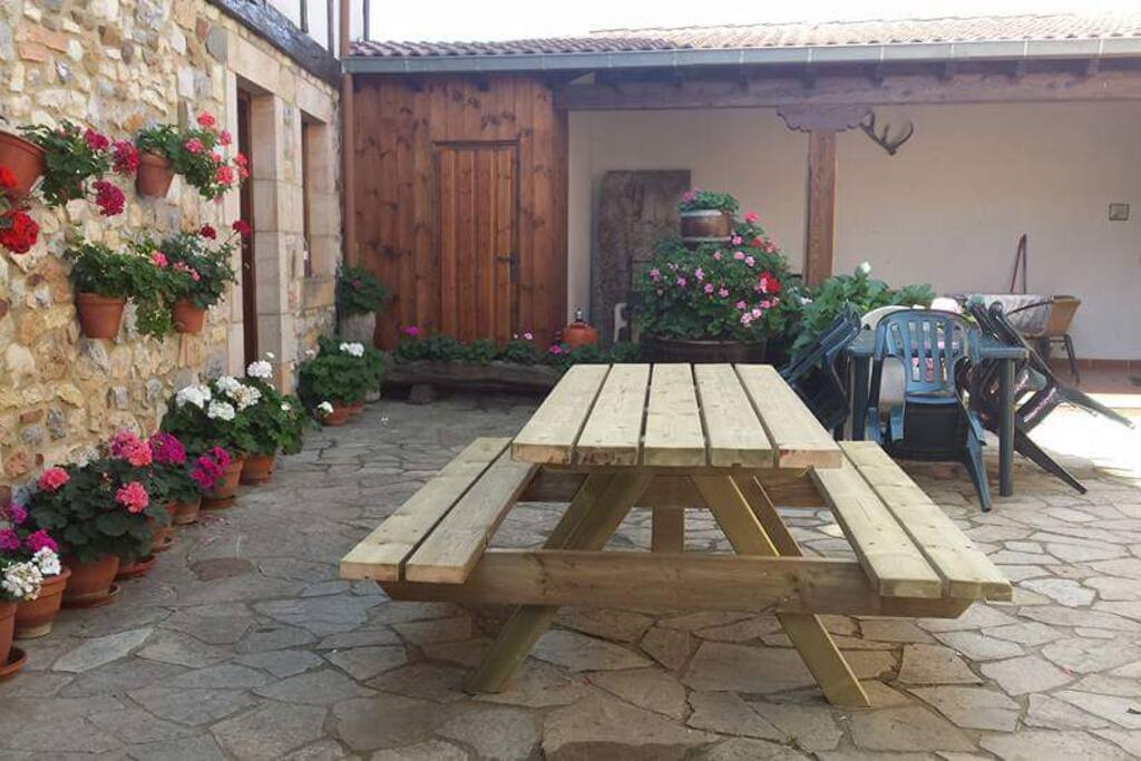 Patio interior común donde podéis realizar barbacoas.