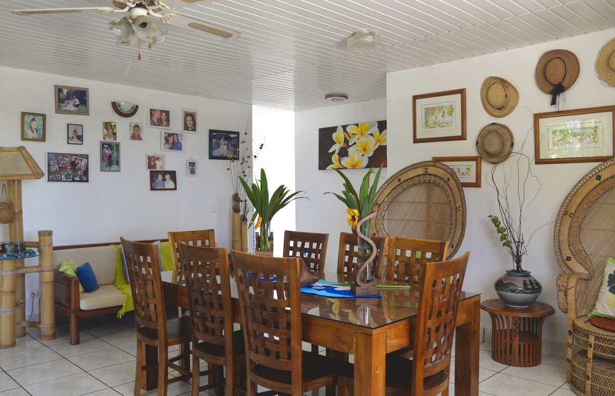 Salon et table du lodge