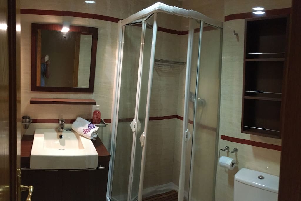 CUARTO DE BAÑO CON DUCHA