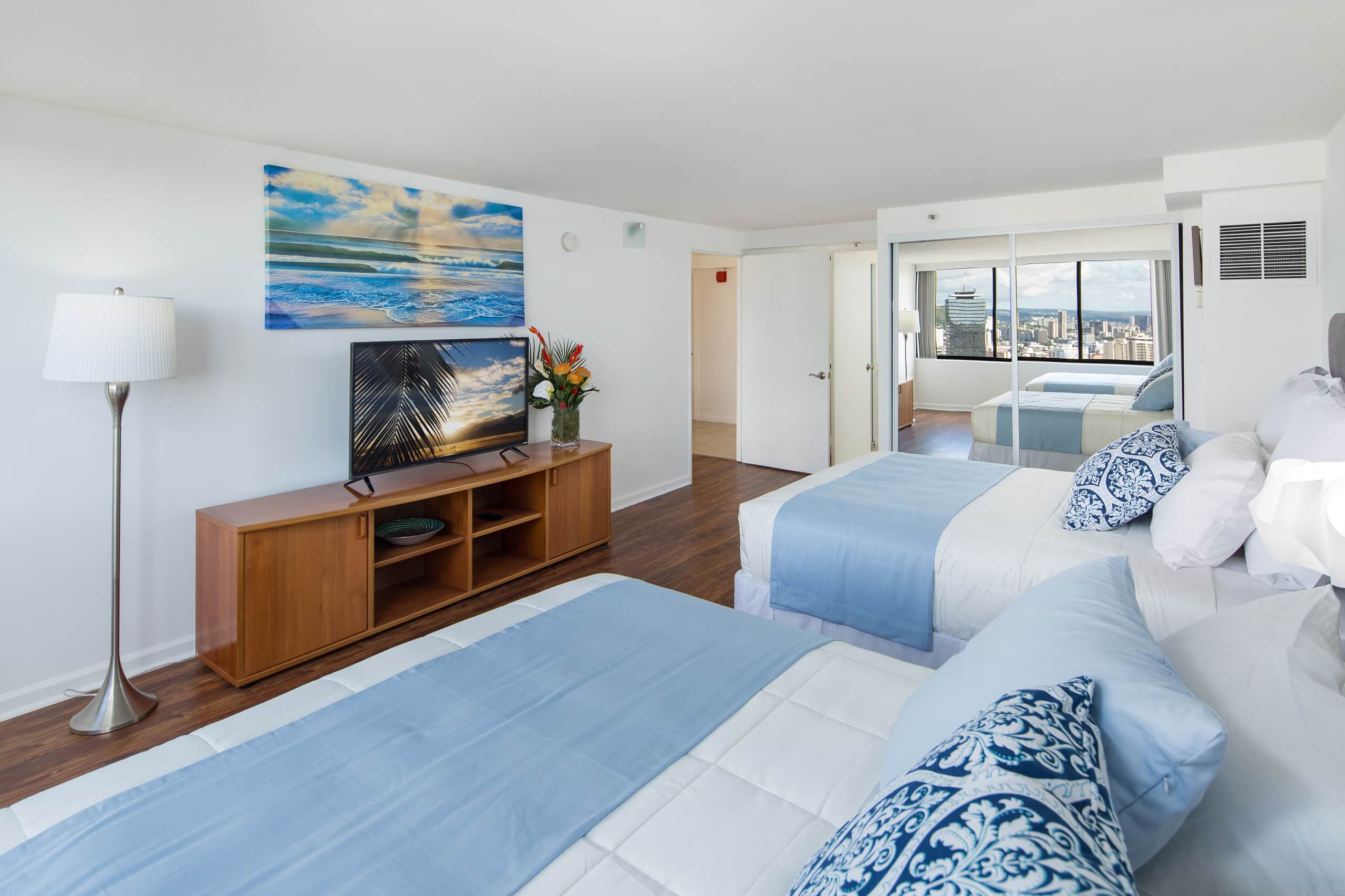Condo in Honolulu · ★4.58 · 2 bedrooms · 5 beds · 2 private baths - Image 3
