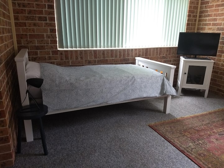 غرفة جلوس في الطابق السفلي (مفردة مع مرتبة مفردة إضافية للأرضية). يحتوي التلفزيون في هذه الغرفة على منفذ ومشغل أقراص DVD مدمج