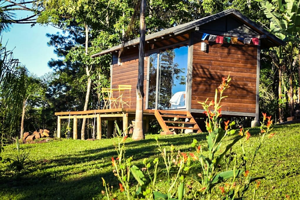 Cabana com simpatico deck com vista a montanha.