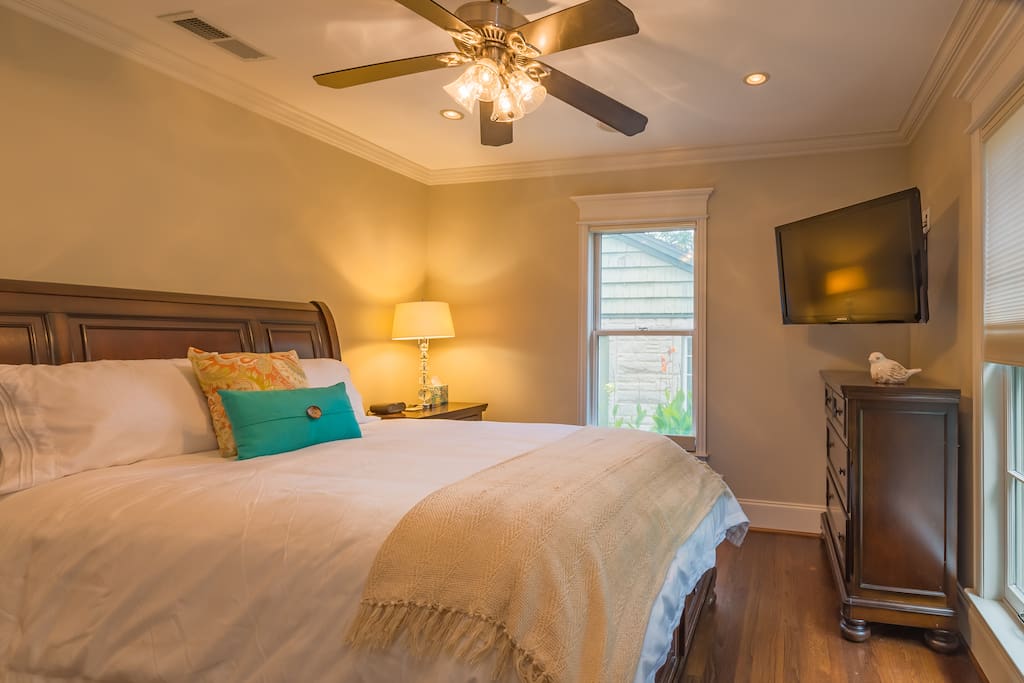guest room 1. queen size bed with luxurious linens. dresser, closet. 32" t.v. with cable.