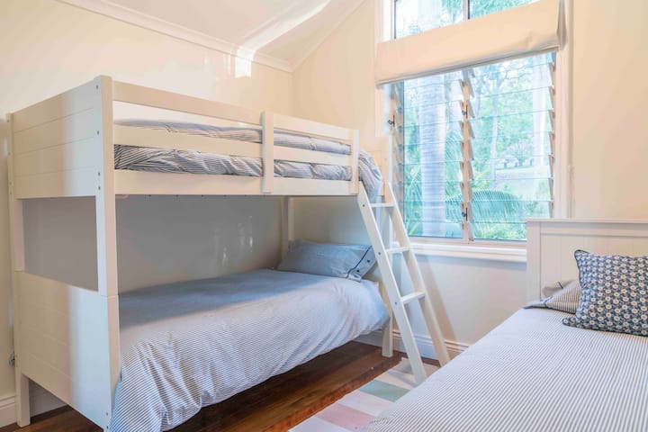 เตียงสองชั้นชั้นบน + เตียงเดี่ยว