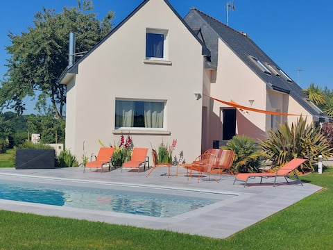 Bright spacious house with heated pool