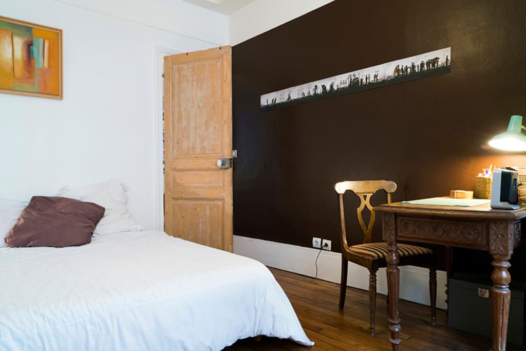 Chambre, lit et bureau