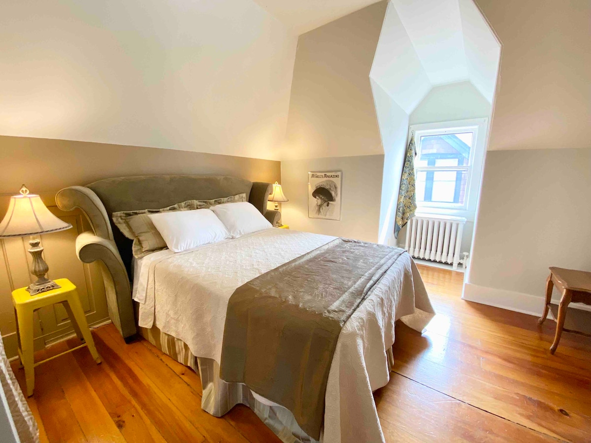 三楼卧室；标准双人床。