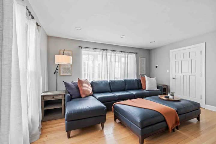 Tosa Village Gem: Luxuriously Renovated 2br - Wauwatosa, WI