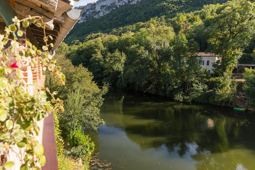 Depuis le salon de votre suite vous voyez la rivière et le roc d'Anglard;