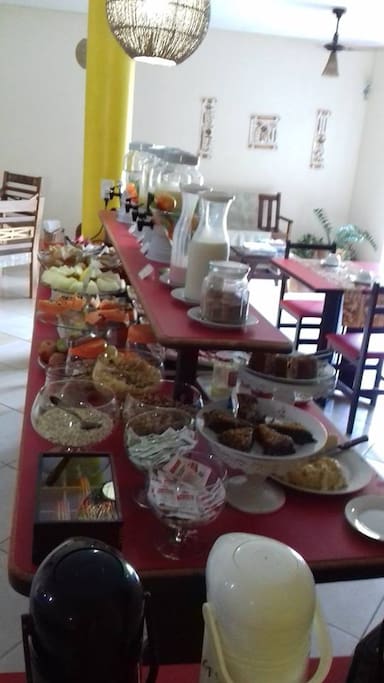 Buffet de café da manhã servido no salão das 08 as 10 hs diariamente