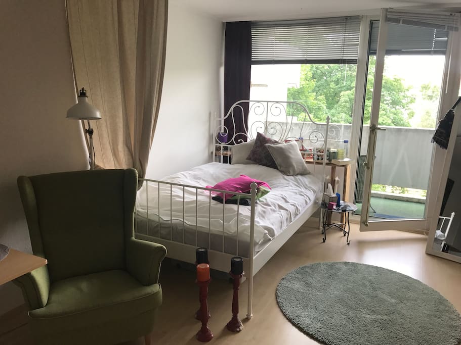 Doppelbett und gemütlicher Sessel
