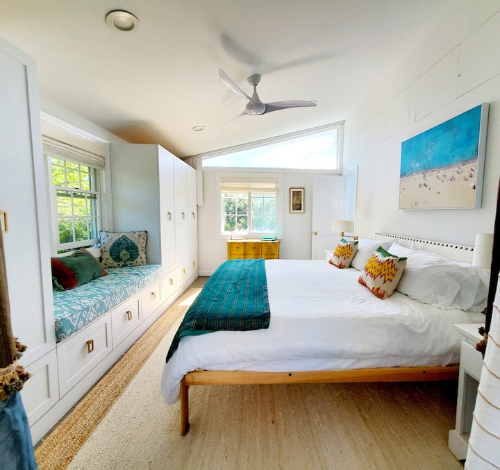 dormitorio principal con cama King y asiento en la ventana