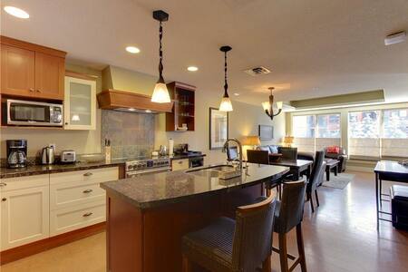 850 sqft, 1 BR Suite ❤️/w Balcony in a Top Resort