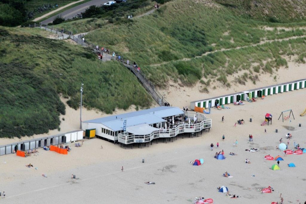 Strandpaviljoen Vloed naast het strandhuisje