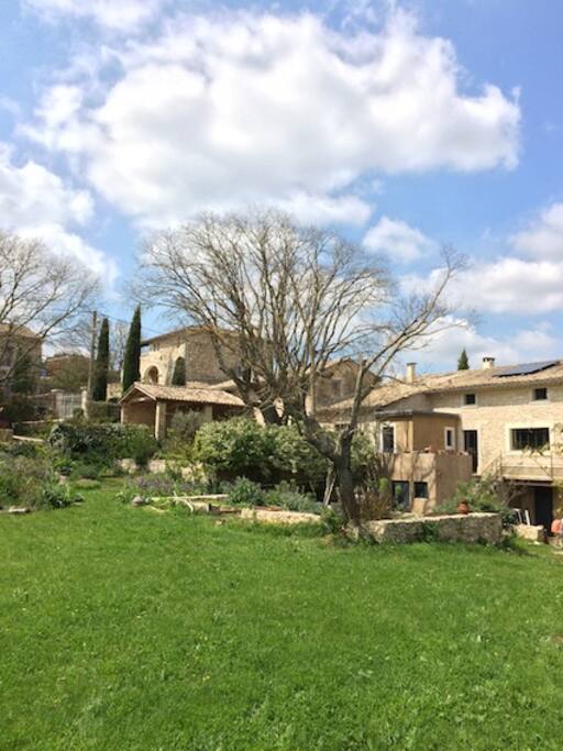 vue du jardin de l'ensemble des bâtisses