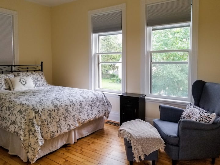 Queen bedroom, pictured from the large closet#1