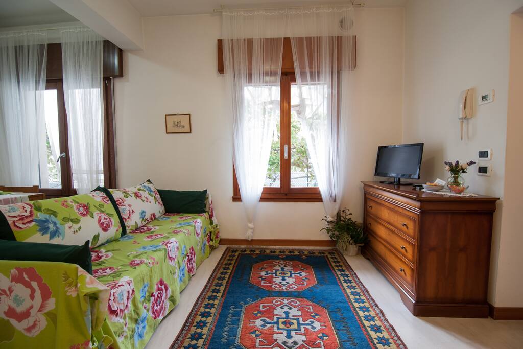 Soggiorno. Il divano è un divano letto (fino a due posti letto su un letto matrimoniale)
