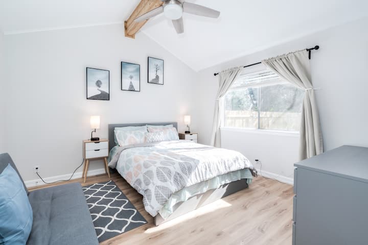 Dormitorio principal de techo alto. Cama tamaño king con lujoso colchón de refrigeración híbrido Brooklyn Aurora. Diversión en el techo remoto de 52 pulgadas. Hermosa vista al aire libre desde una gran ventana.
