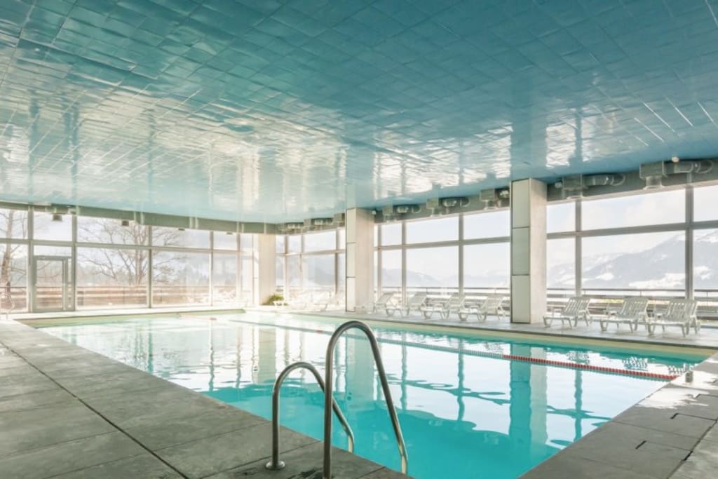 La piscine couverte, chauffée, vue panoramique