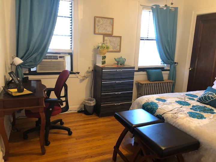 Dhoma e gjumit e dytë me një krevat me madhësi të plotë dhe një zonë pune me një tavolinë pune.