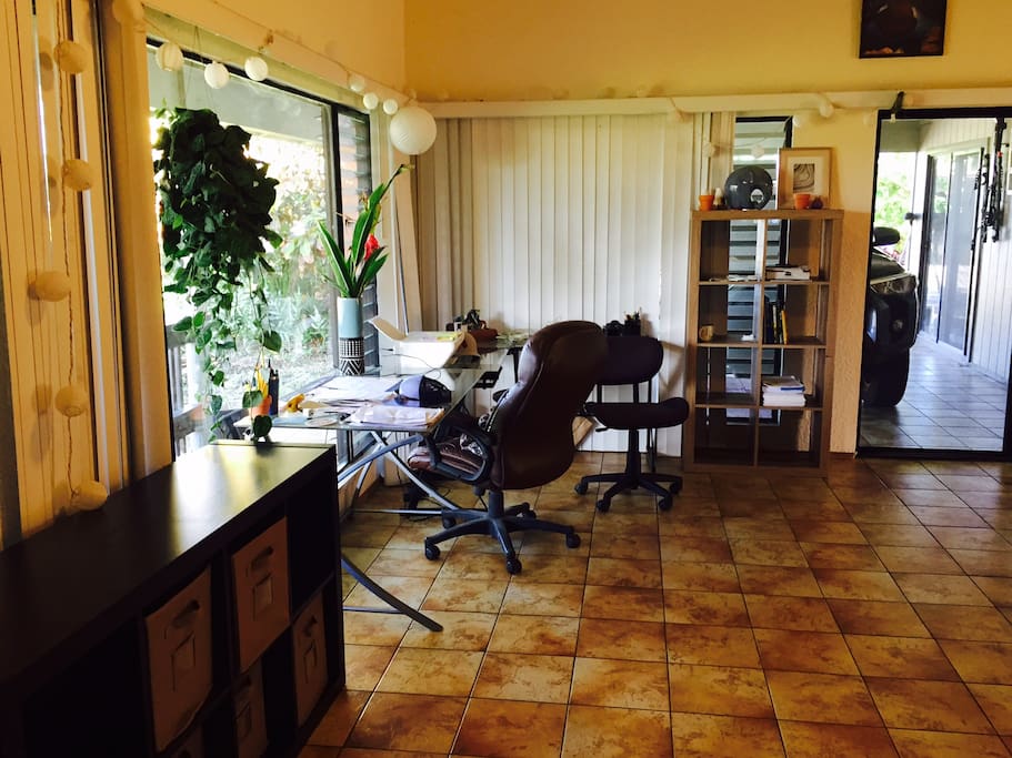living room area/ common area/very open w/ office space