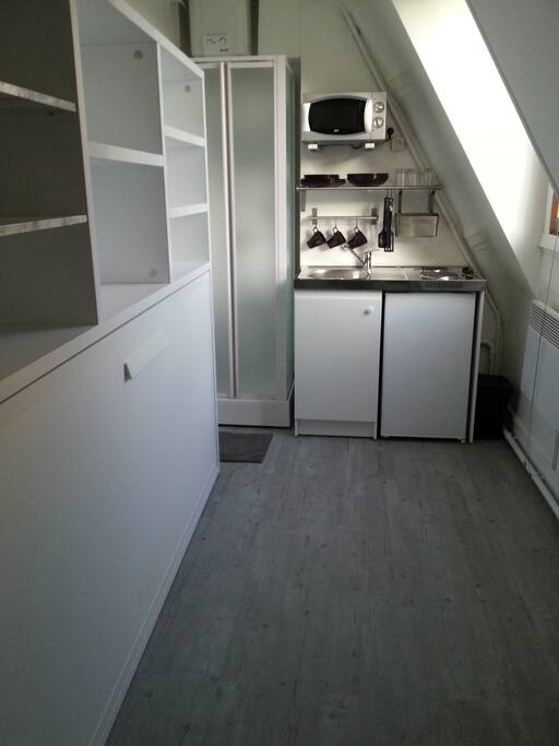 Armoire lit et kitchenette