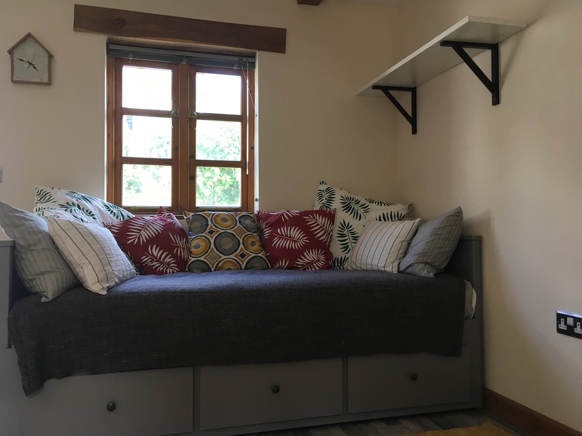 Denná posteľ v obývacom priestore poskytuje veľmi pohodlné posedenie, výmenu na jednolôžko alebo sa otvorí do dvojlôžka.