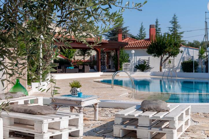 Villa with Private Pool in Puglia for 8 people gallery image 3